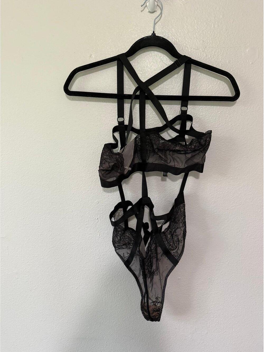 Victoria secret lingerie bodysuit size large 
New without tags condition